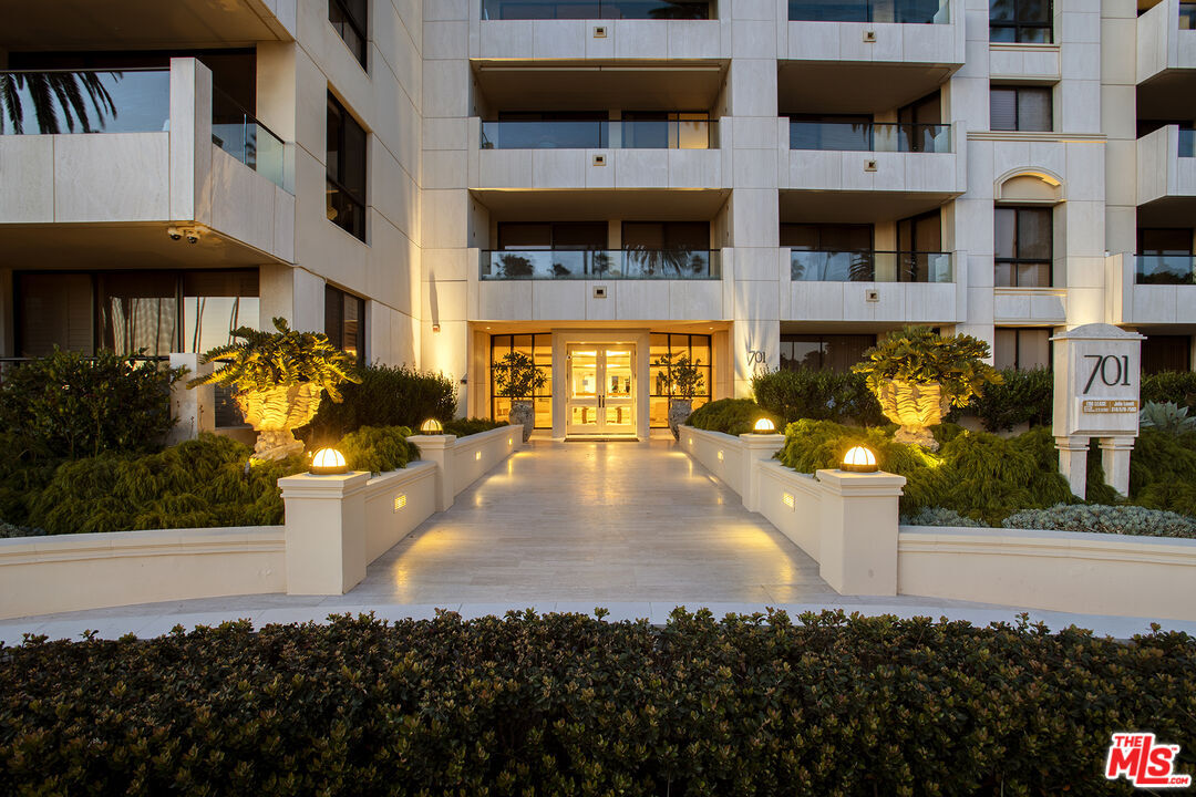 Property Photo:  701 Ocean Ave  CA 90402 