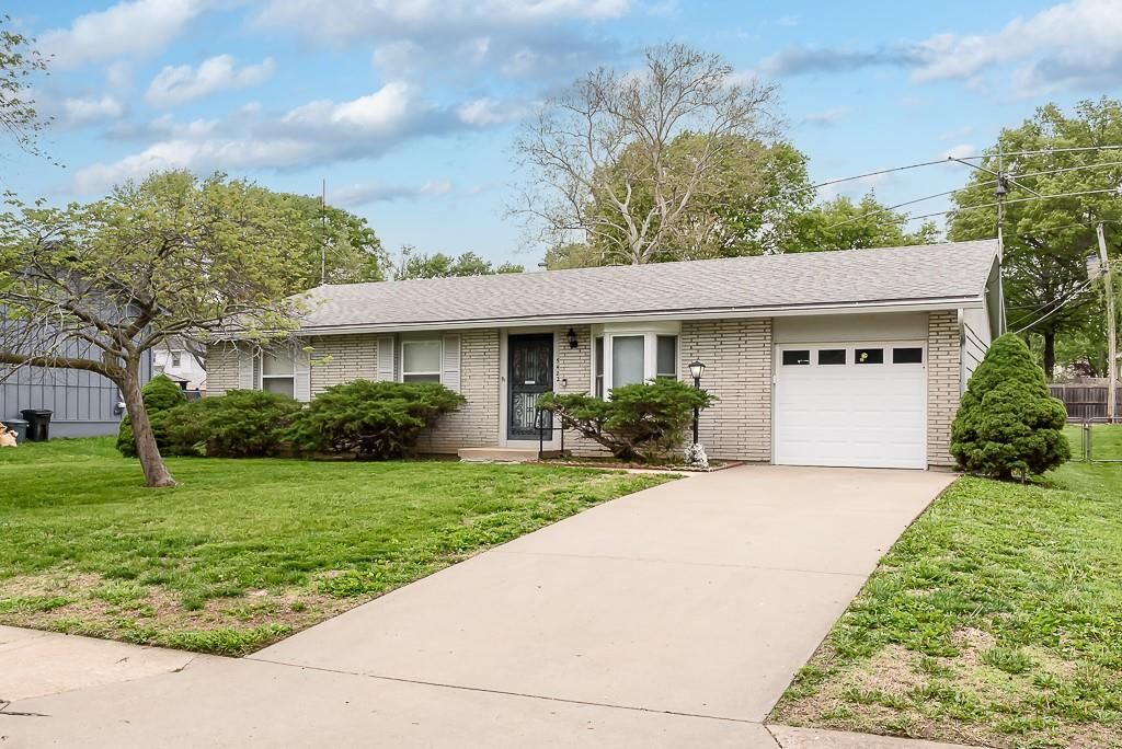 Property Photo: 5422 Sutton Avenue KS 66106