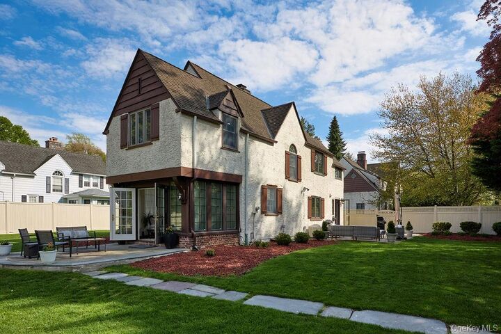 Property Photo:  4 Glenwolde Park  NY 10591 
