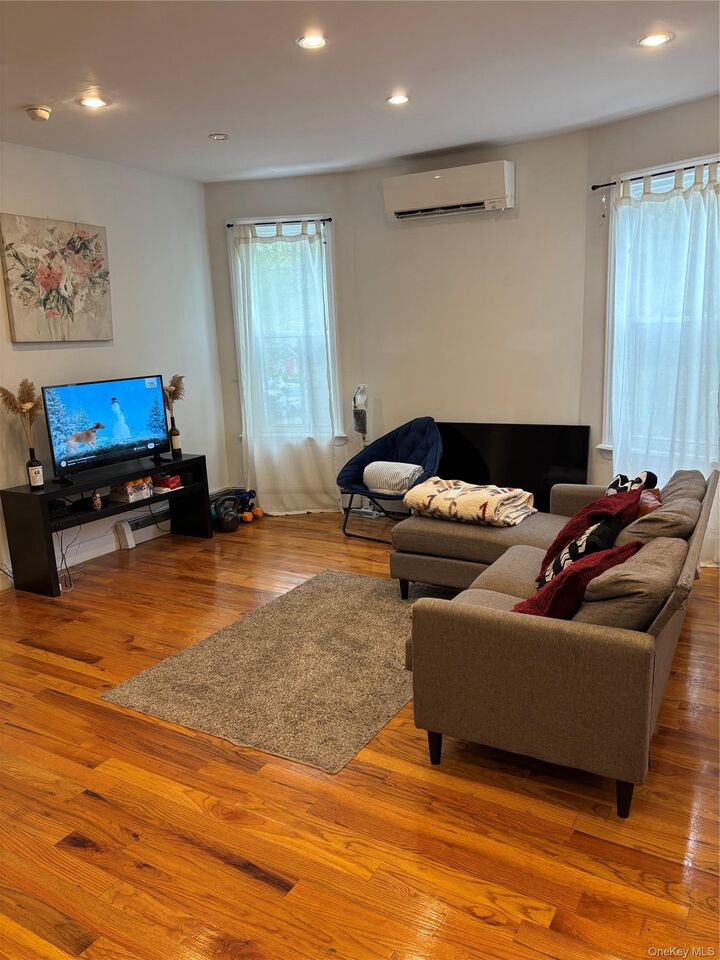 Property Photo: 2866 Dudley Avenue Unit 1 NY 10461