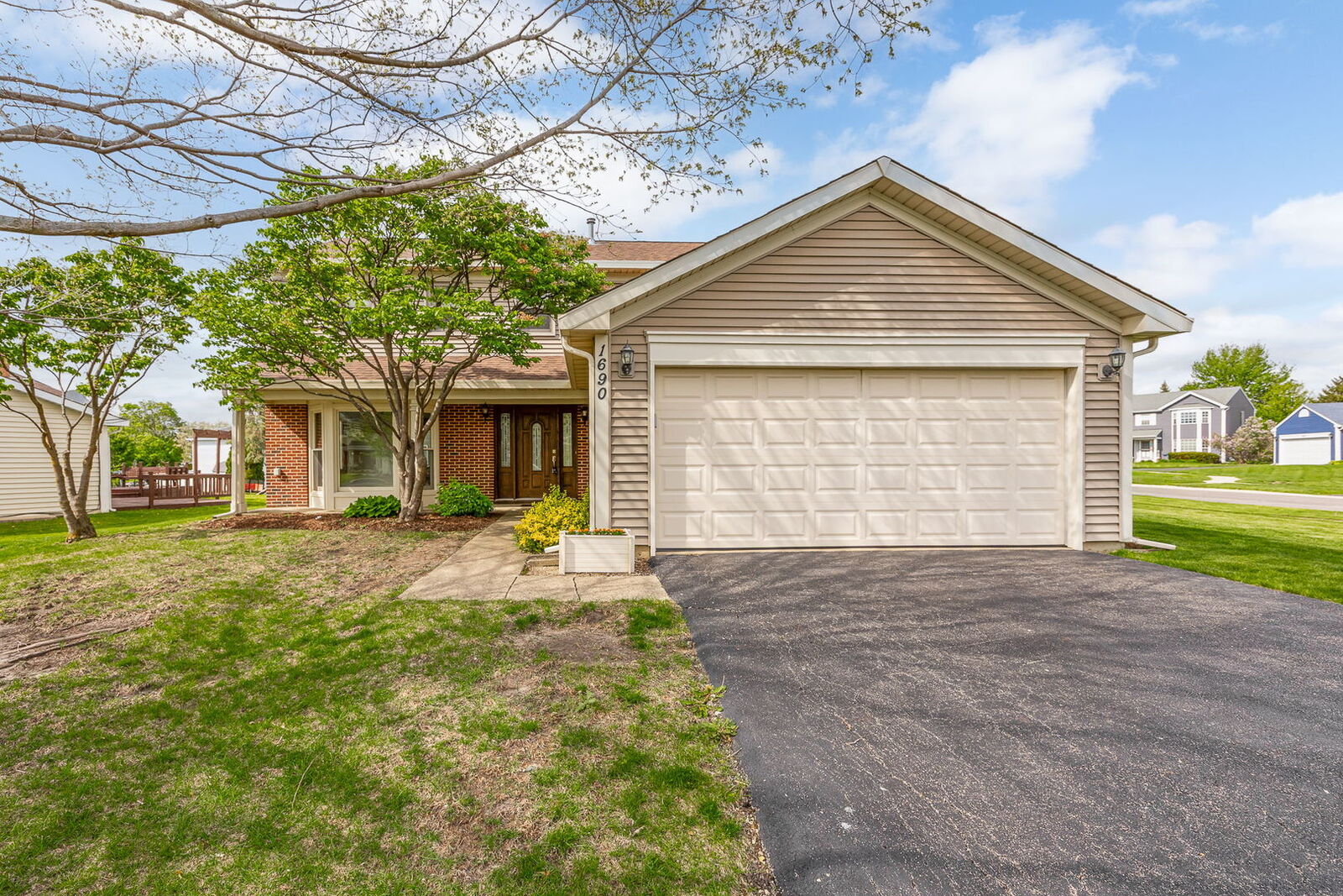 Property Photo:  1690 Wildwood Lane  IL 60133 