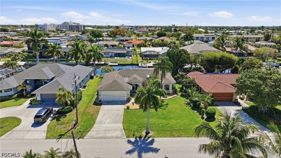 Property Photo:  4925 Sorrento Court  FL 33904 