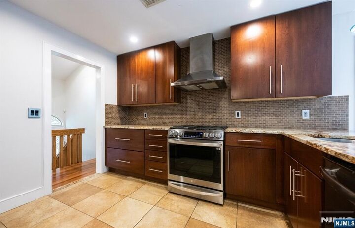 Property Photo:  3 Antrim Road  NJ 07645 