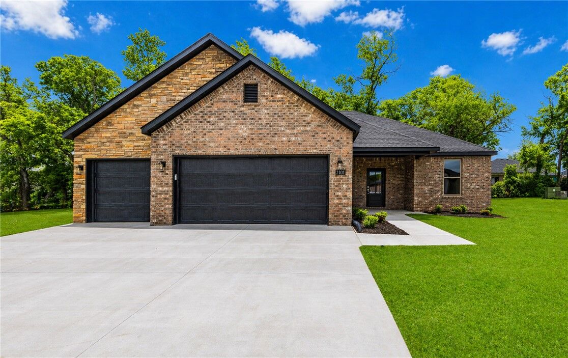 Property Photo:  2101 N Dagan Street  AR 72761 