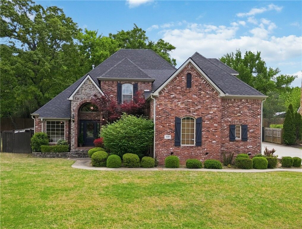 Property Photo:  2468 N Covington Park Boulevard  AR 72703 