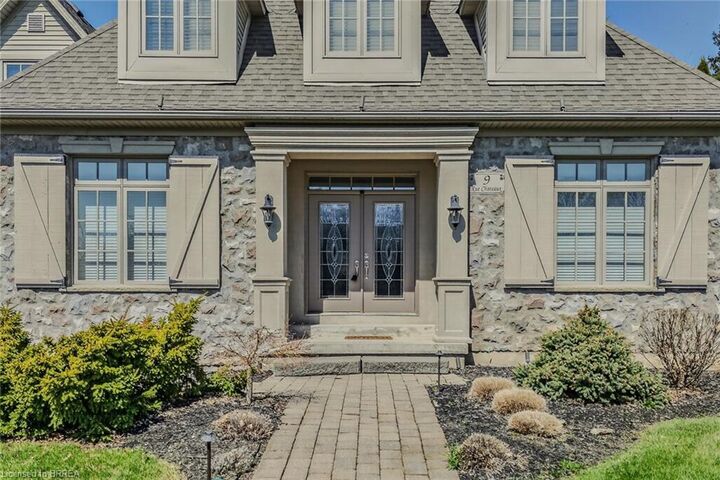 Property Photo:  9 Rue Chateaux Terrace  ON N3T 6N7 