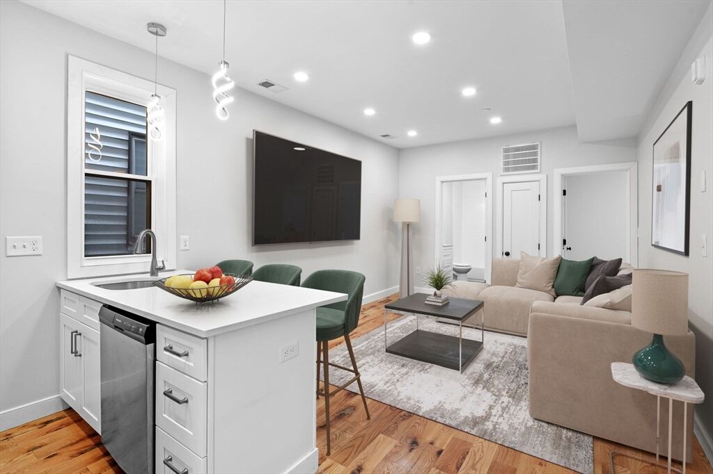 Property Photo:  283 Chelsea St 3  MA 02128 