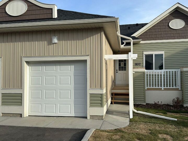 Property Photo: 1103 Clover Close AB T0M 0N0