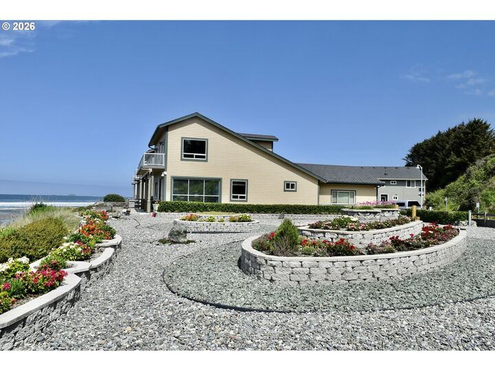 Property Photo: 28978 Vizcaino Ct OR 97444