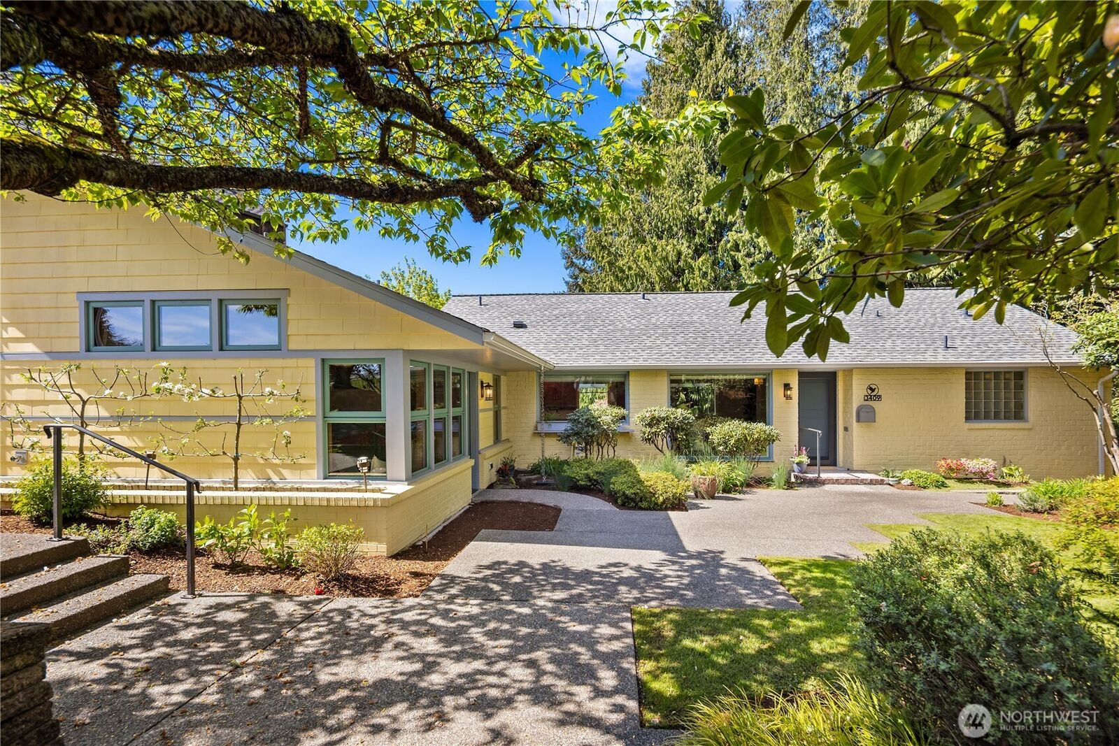 Property Photo:  3409  Magnolia Blvd W  WA 98199 