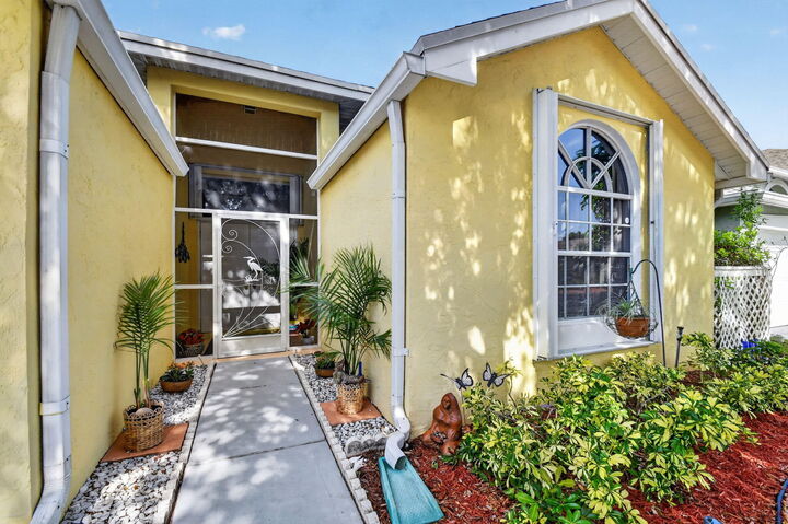 Property Photo:  1033 W Fairfax Cir W  FL 33436 