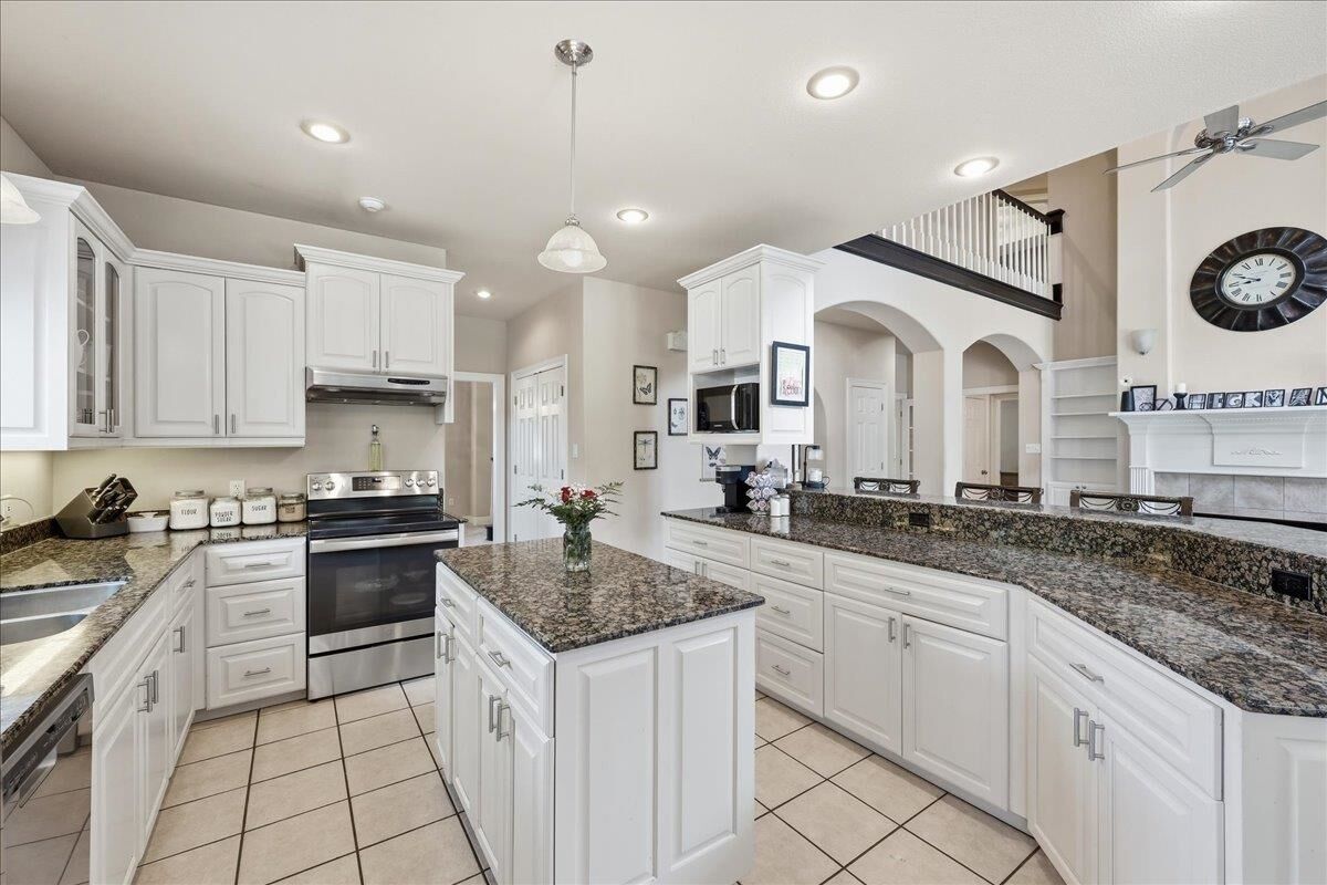 Property Photo:  695 McCartney  TX 77932-0000 