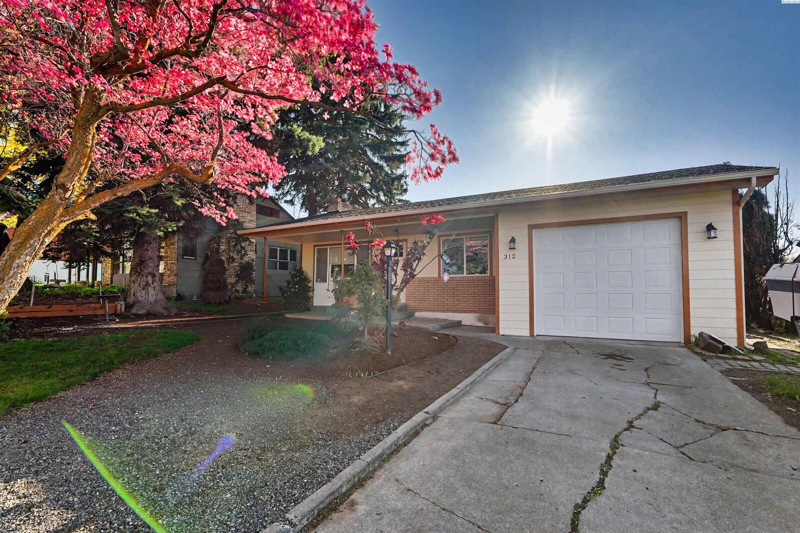 Property Photo:  312 27th Ave  WA 98902 