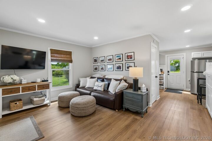 Property Photo:  211 N Kings Highway  OK 74023 