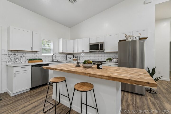 Property Photo:  1427 S Little Avenue  OK 74023 