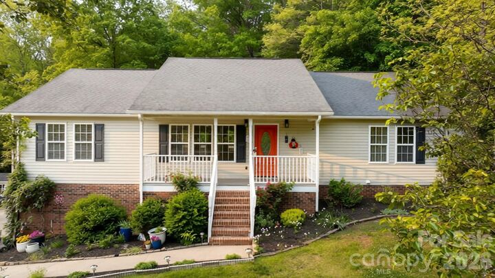 Property Photo:  1011 Cambridge Court  NC 28645 