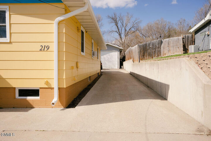 Property Photo:  219 9th Street NE  ND 58401 