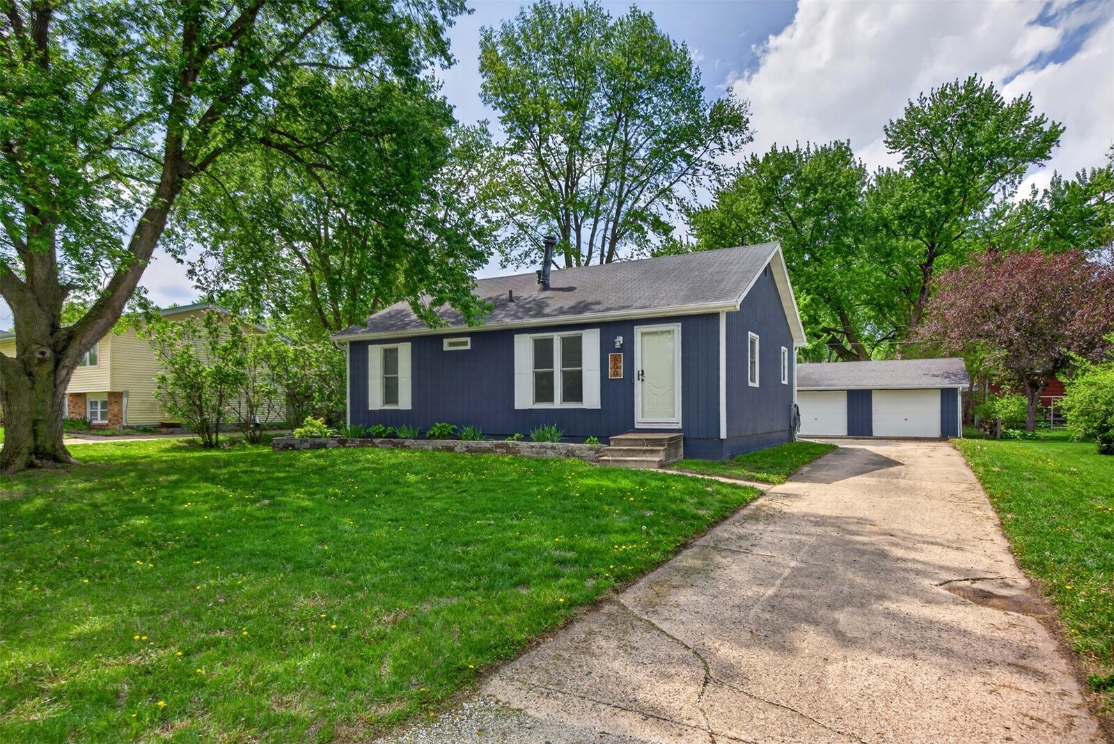 Property Photo:  600 NE Harvey Street  IA 50111 