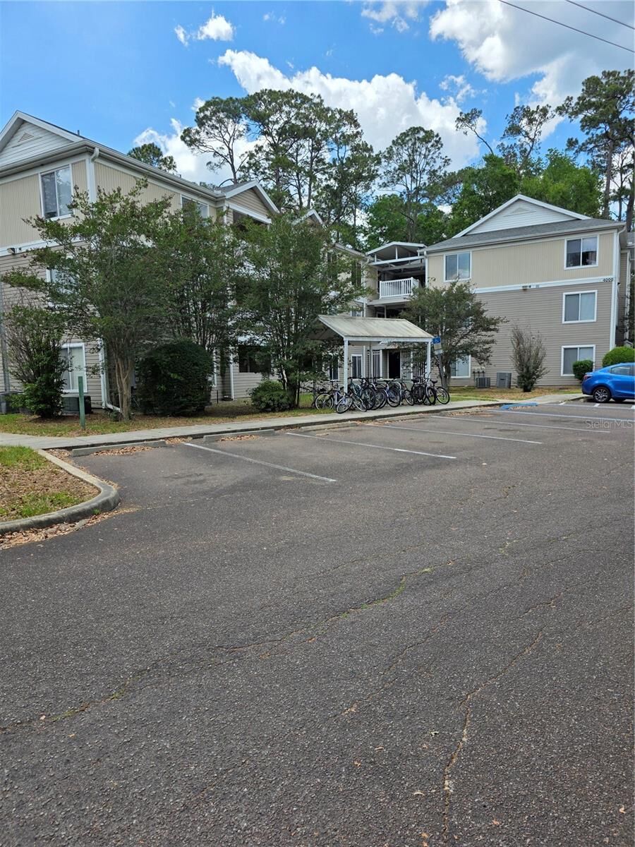 Property Photo:  4000 SW 23rd Street 6-305  FL 32608 