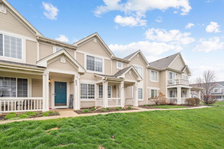 Property Photo:  640 Lincoln Station Drive  IL 60543 