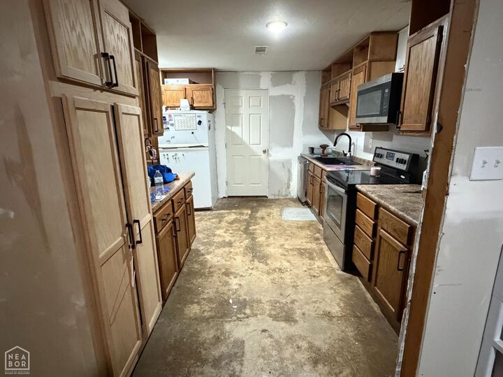 Property Photo:  7 Law 724  AR 72476 