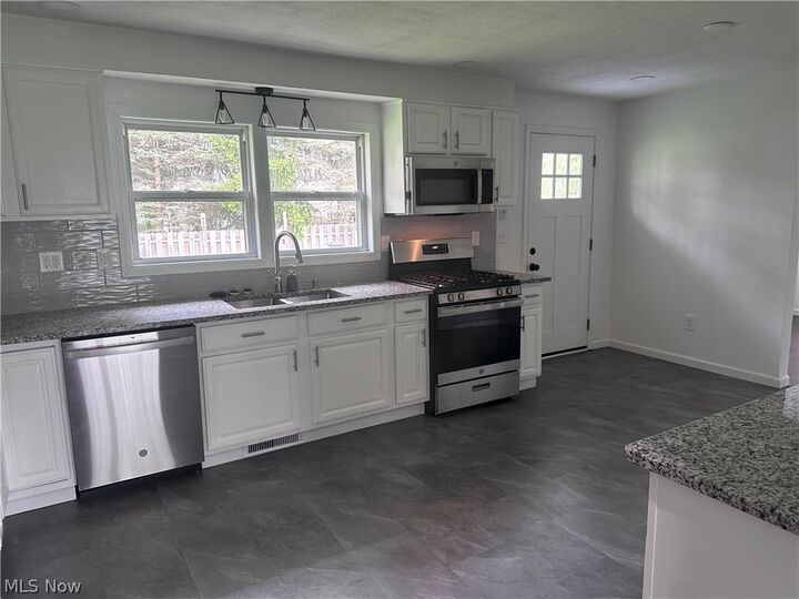 Property Photo:  8815 King Graves Road NE  OH 44484 