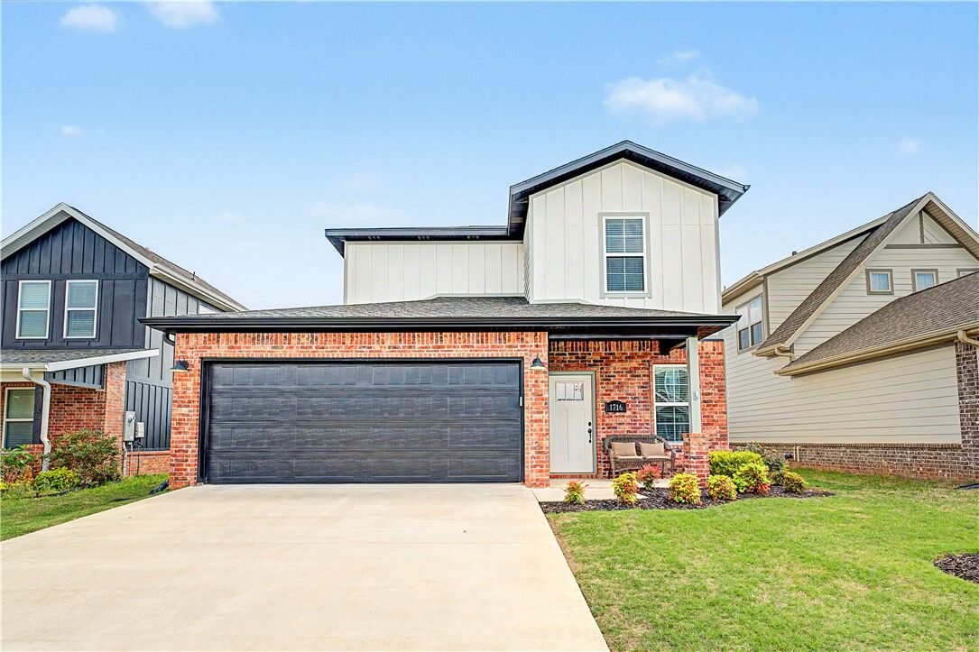 Property Photo:  1716 W Broadway Place  AR 72758 