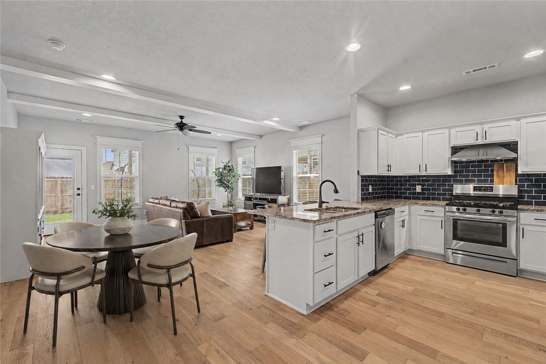 Property Photo:  1716 W Broadway Place  AR 72758 