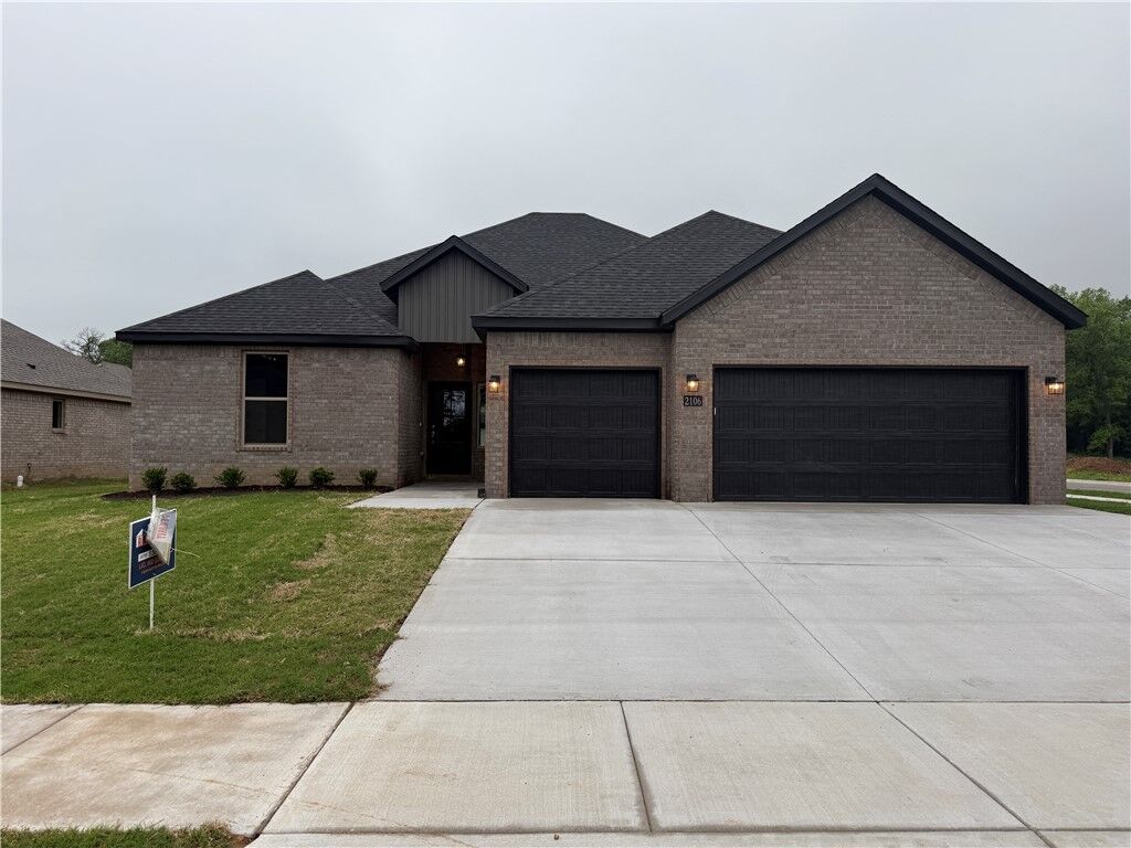 Property Photo: 2106 N Dagan Street AR 72761