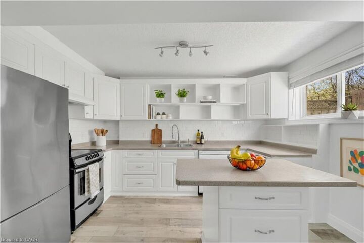 Photo de la propriété:  347 Keewatin Avenue Lower  ON N2B 3W2 