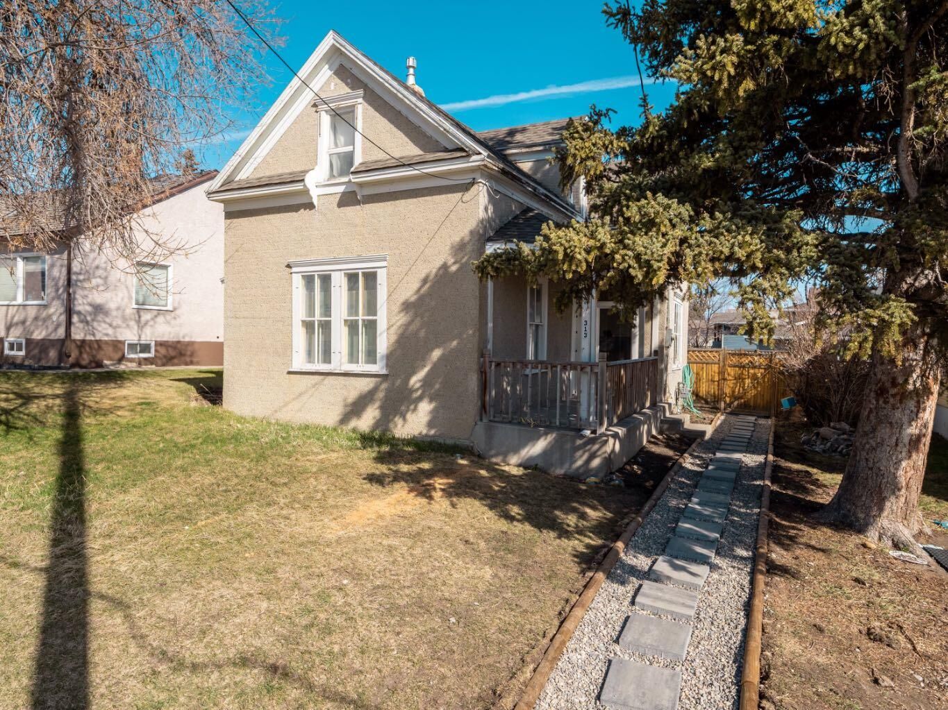 Property Photo:  313 2 Avenue W  AB T0K 0K0 
