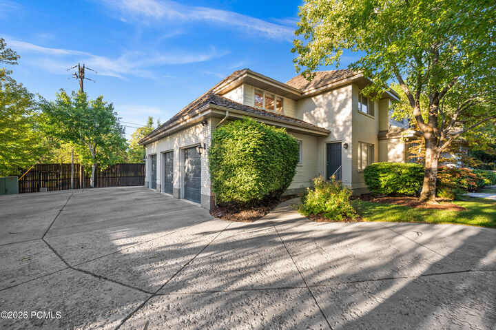 Property Photo:  2321 E Wrenhaven Lane  UT 84121 
