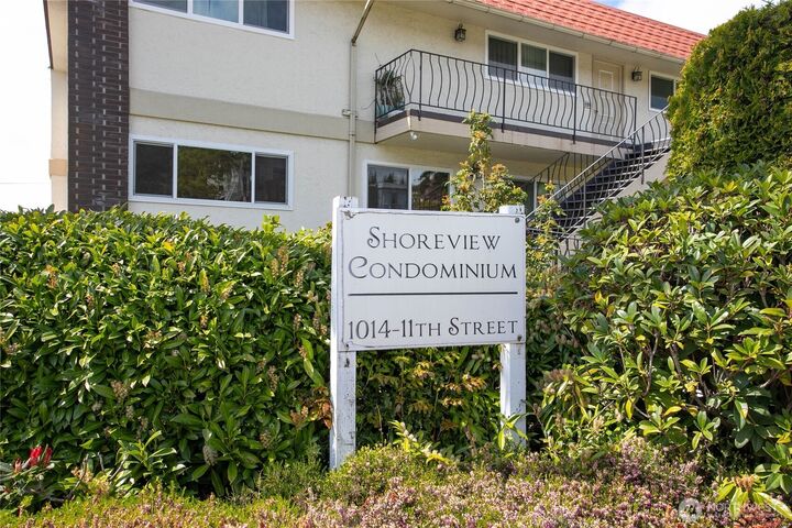 Property Photo:  1014  11th Street 103  WA 98225 
