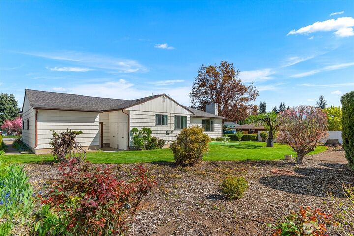 Property Photo:  1427  2nd Street  WA 98801 