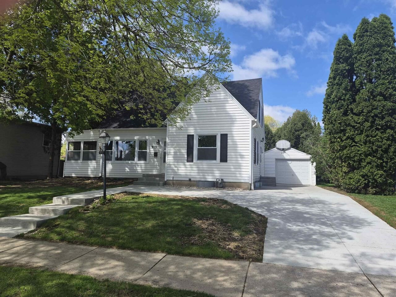 Property Photo:  915 N Fremont Street  WI 53545 