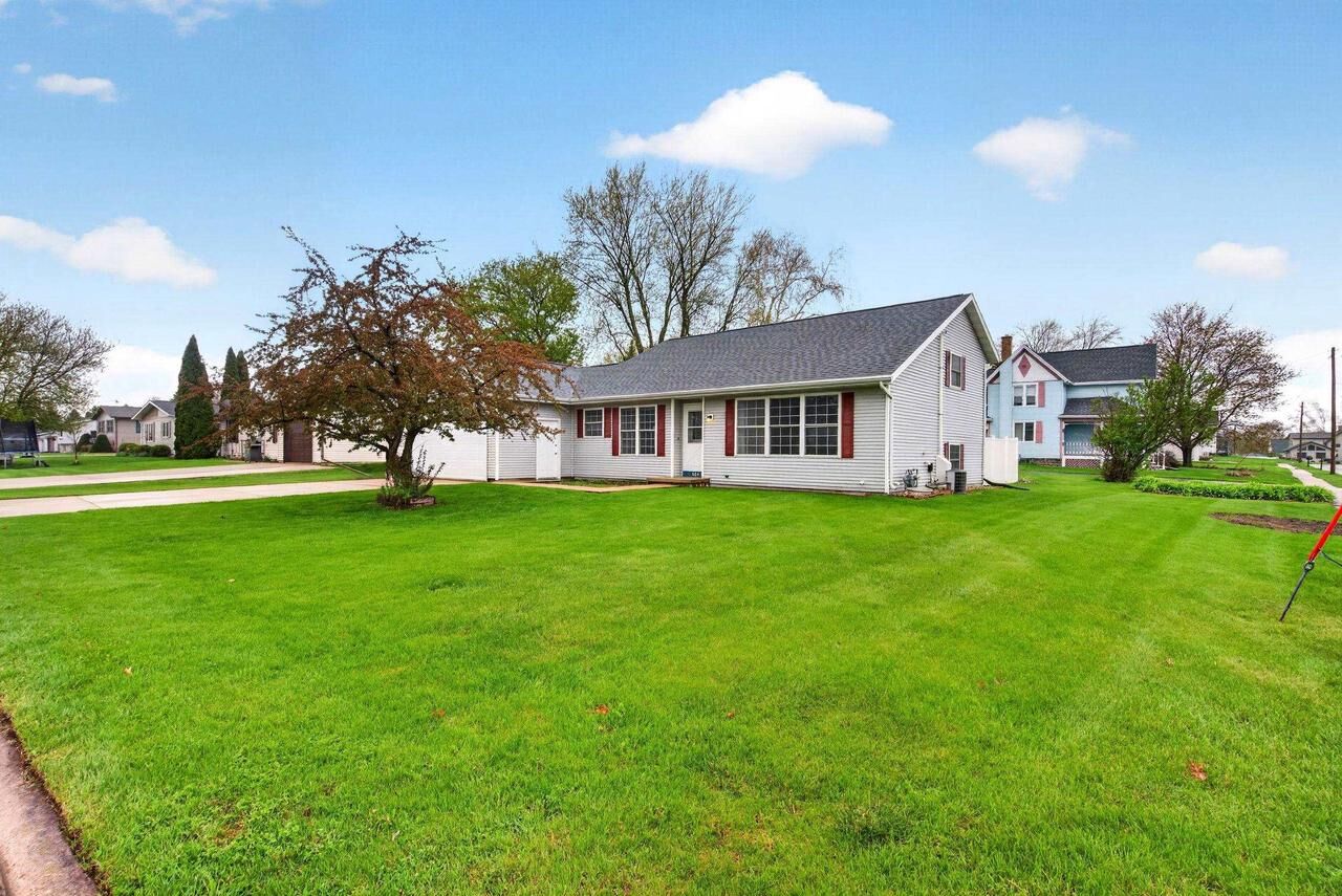 Property Photo:  604 Sunrise Drive  WI 54971 