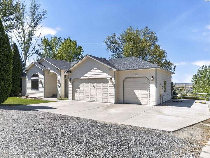 Property Photo:  100 S Etiwanda Ct  WA 99338 