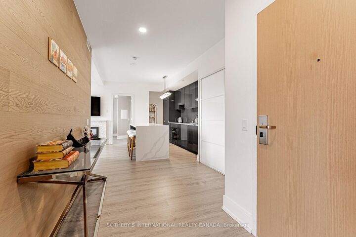 Property Photo: 7 Grenville Street 4511 ON M4Y 0E9