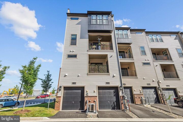 Property Photo:  22318 Roanoke Rise Terrace  VA 20148 