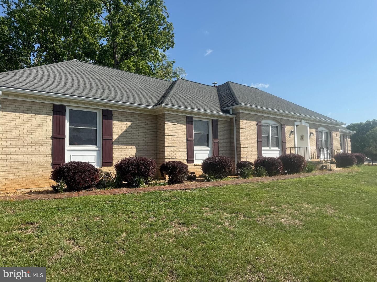 Property Photo: 7961 Leeds Manor Road Road VA 20115