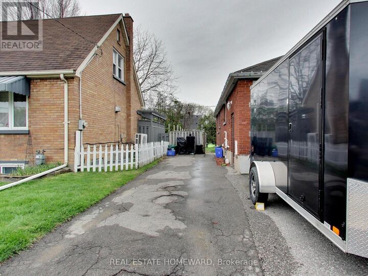 Property Photo:  102 Central Park Boulevard North  ON L1G 5Y5 