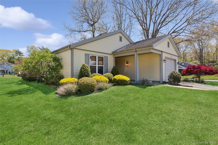 Property Photo:  8 Coventry Court  NY 11961 