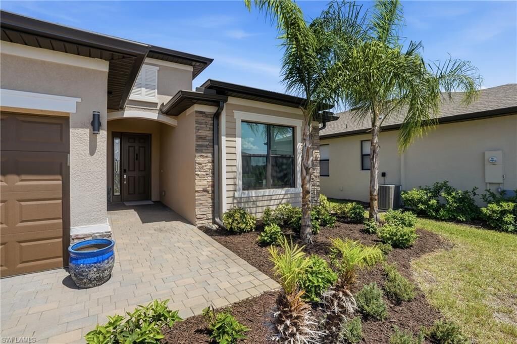 Property Photo: 3324 Altimira Dr FL 33905
