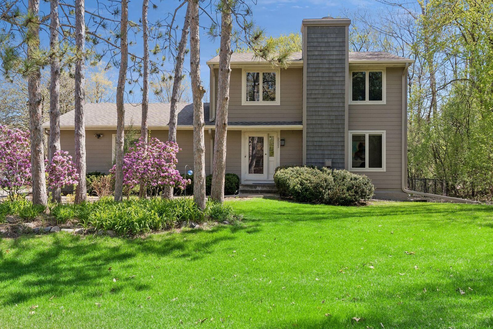 Property Photo: 2521 Abbey Hill Drive MN 55305