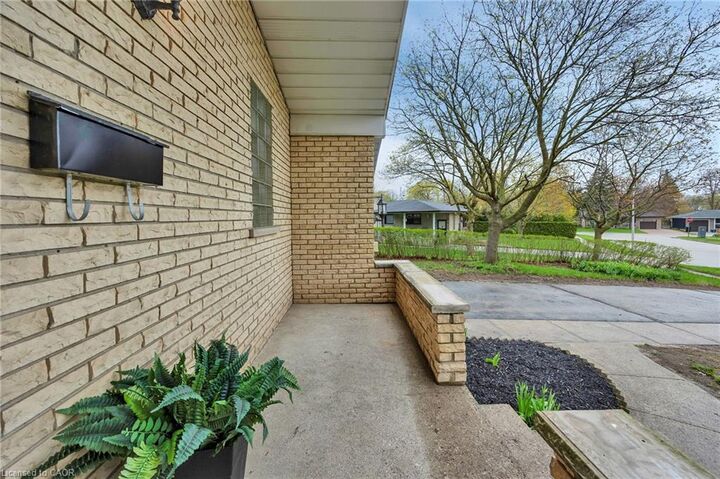 Property Photo: 246 Hillcrest Road ON N3H 1B2