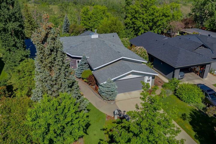 Property Photo:  333 Wildwood Drive SW  AB T3C 3E4 
