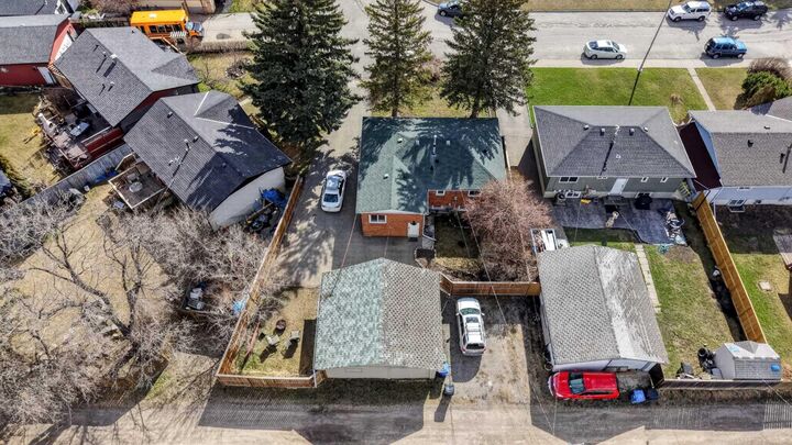 Property Photo:  32 Beaupre Crescent NW  AB T3B 2S8 