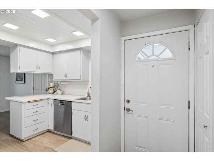 Property Photo:  1539 Dola St  OR 97402 