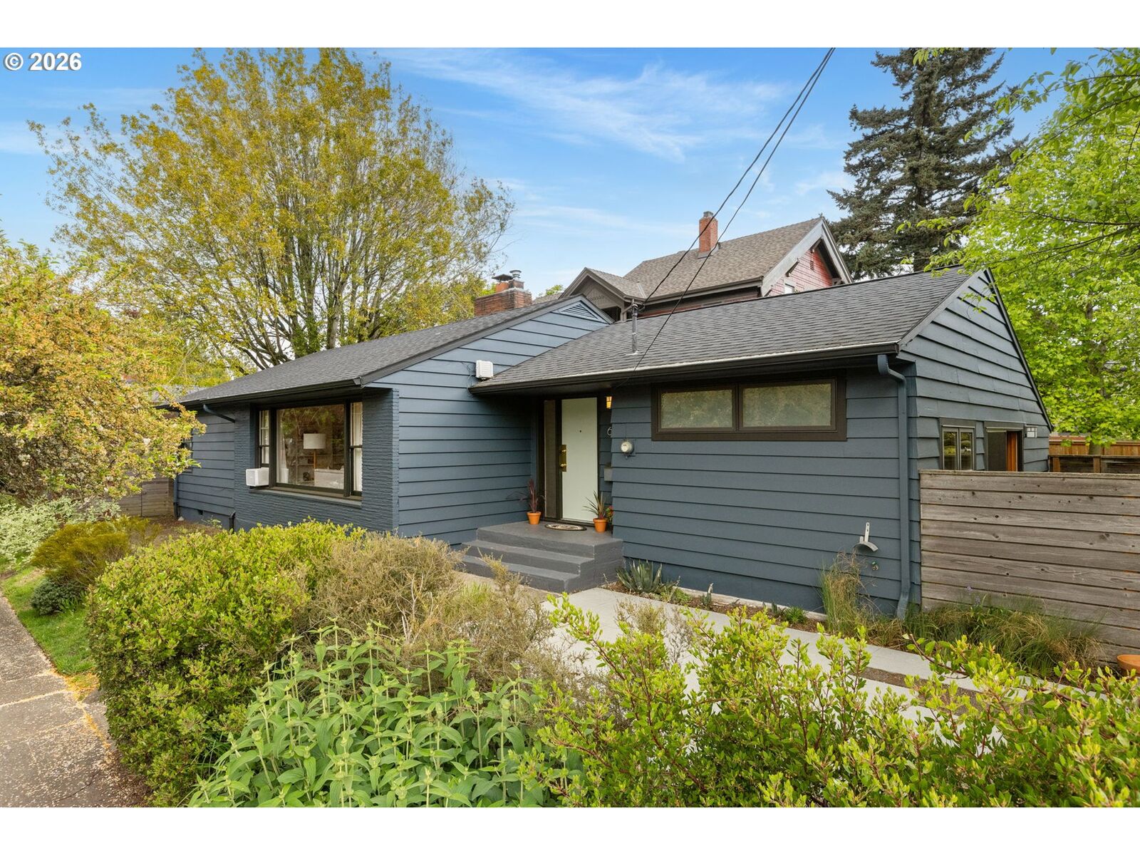 Property Photo:  626 SE 42nd Ave  OR 97215 