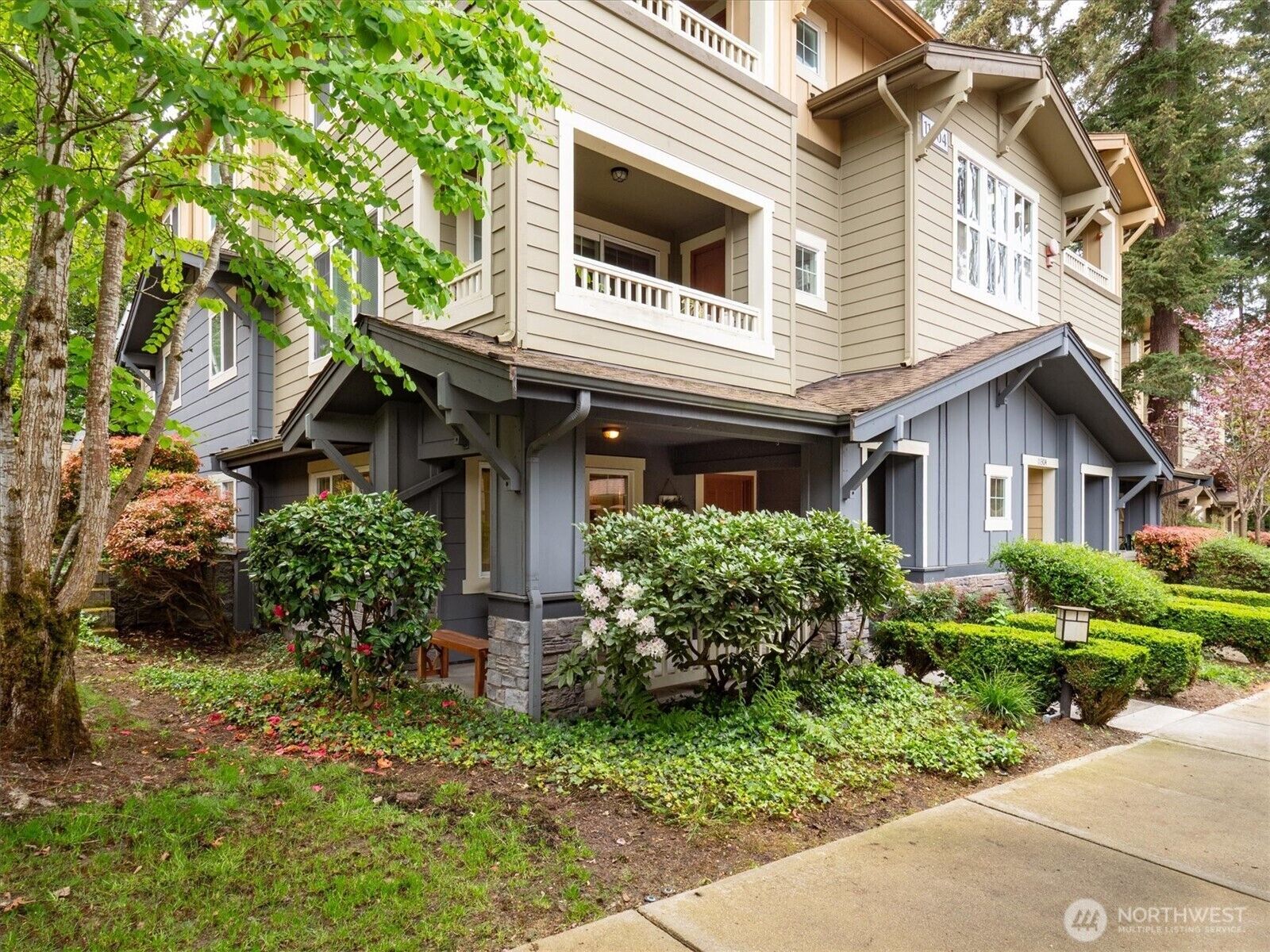 Property Photo:  11304  124th Avenue NE 101  WA 98033 